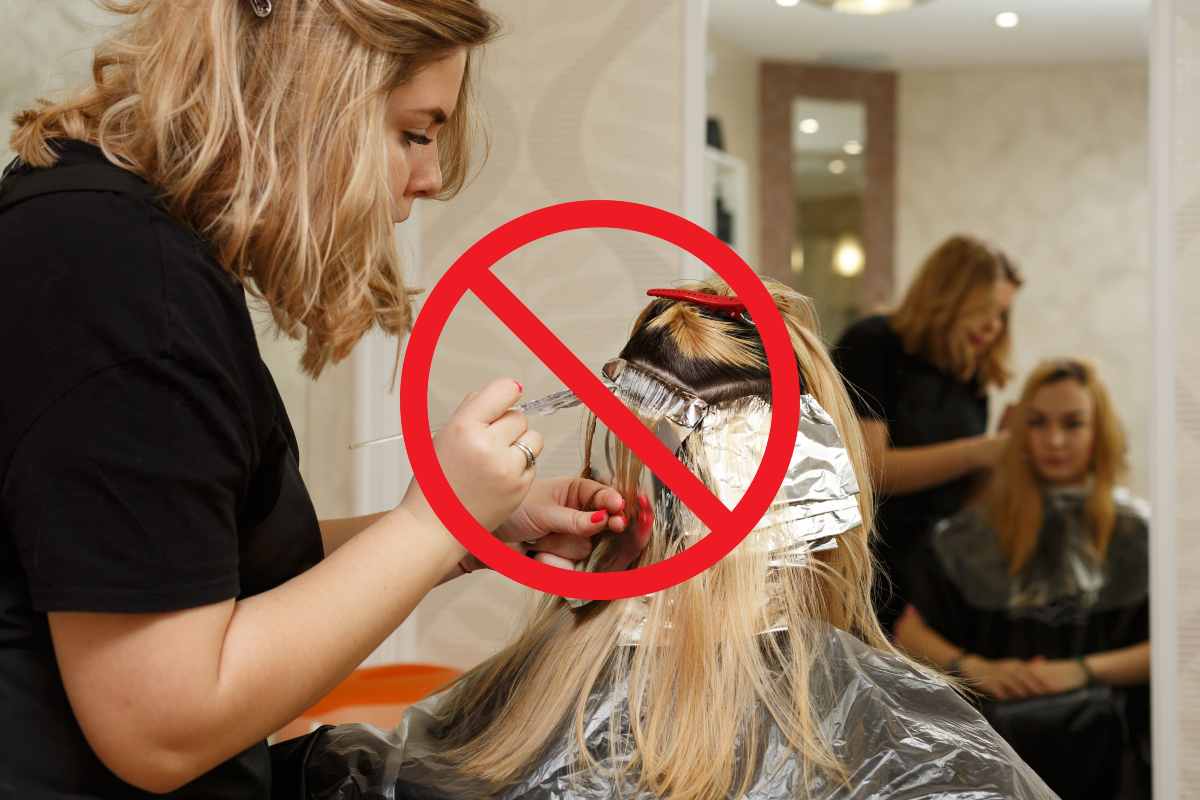 Parrucchiera che schiarisce i capelli a una cliente