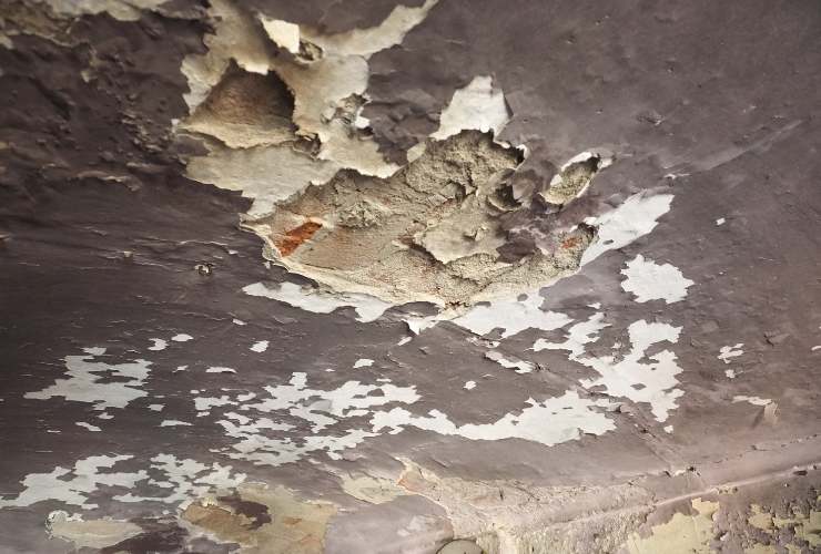 soffitto con infiltrazioni di umidità