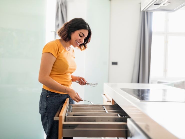 donna che riordina cassetto cucina