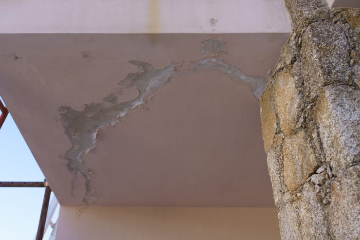balcone scrostato causa acqua